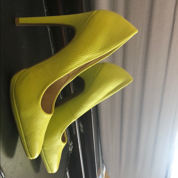 Yellow Snake Skin Pumps - Picture 2 of 3